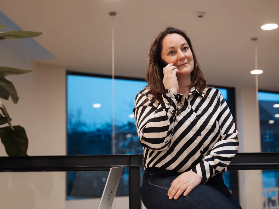 Waarnemend CEO aan de telefoon in een kantoorgang