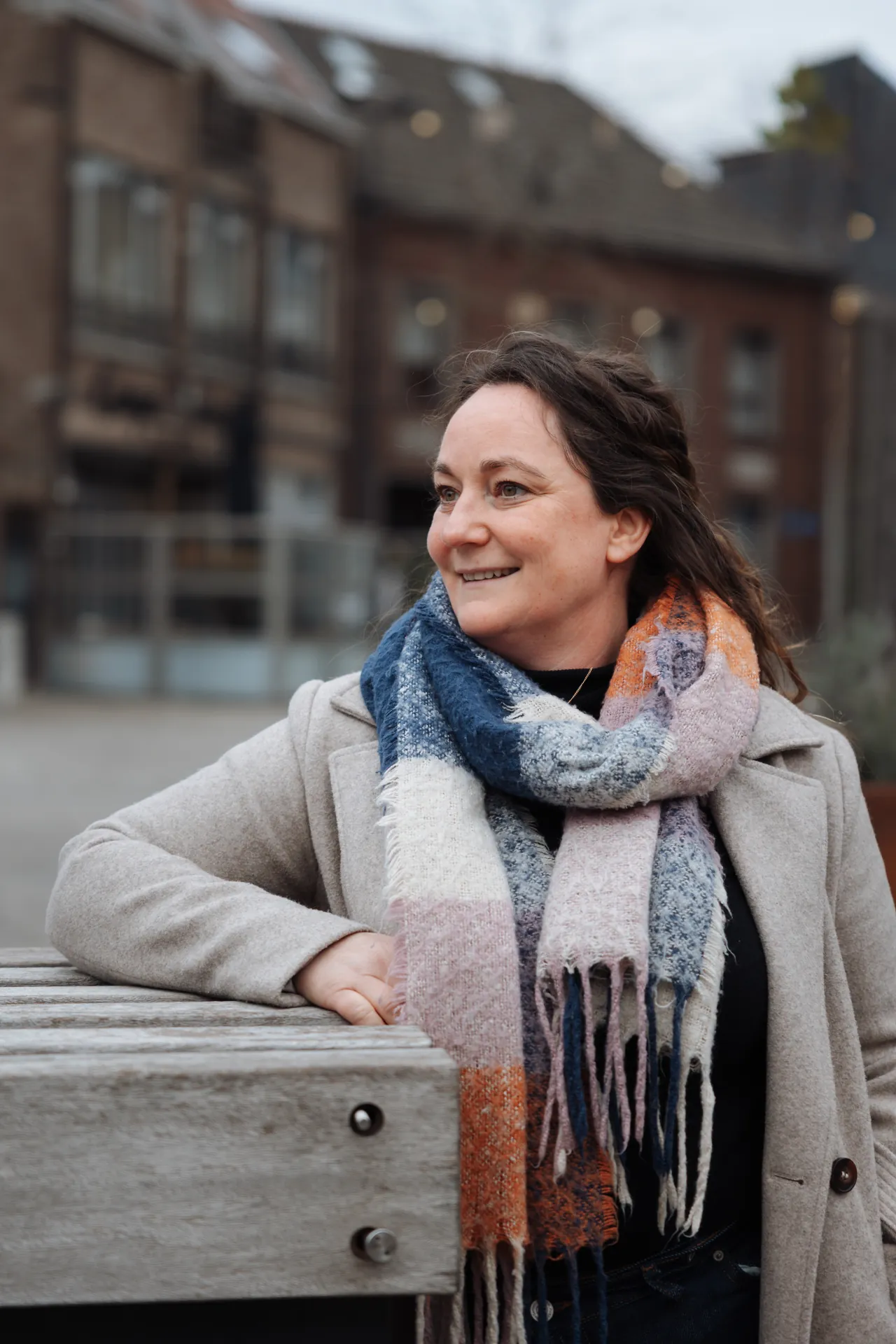 Annelies Neven buiten, met sjaal