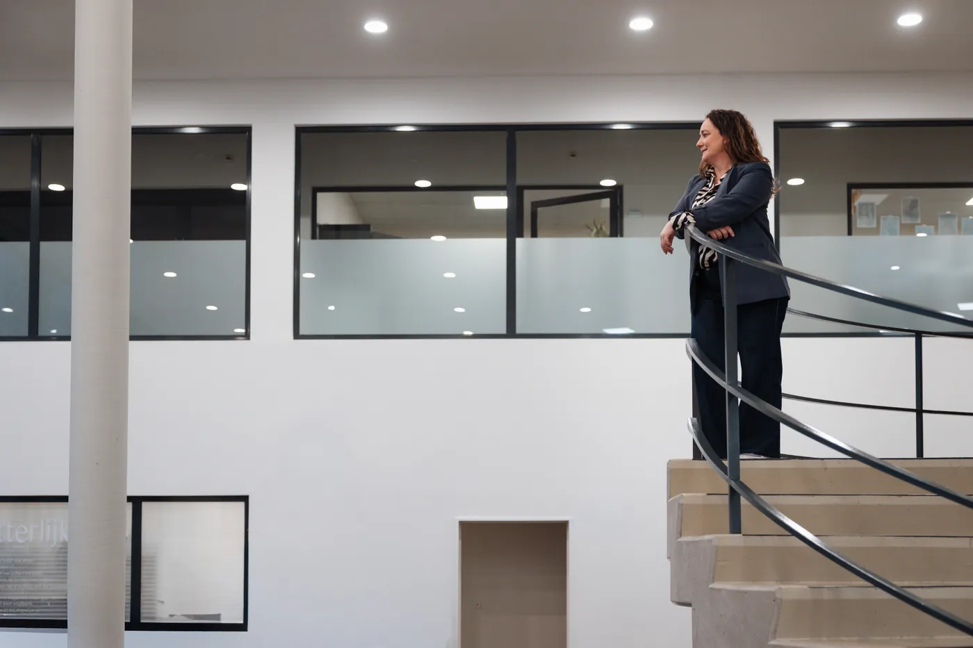 Annelies Neven op een wenteltrap