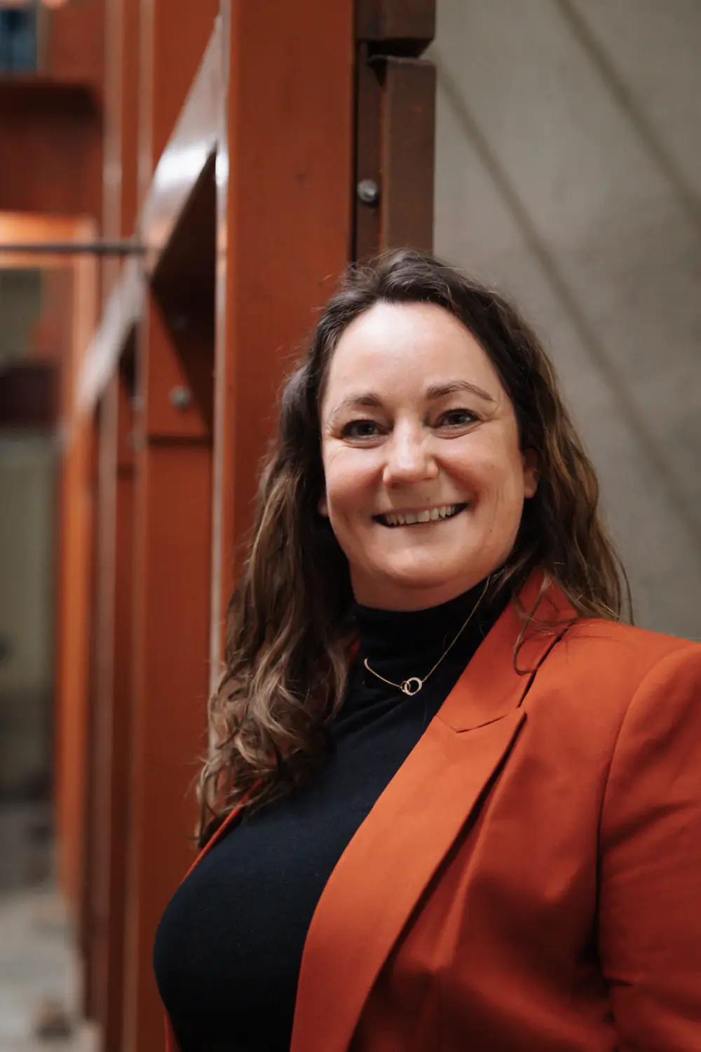 Annelies Neven staand portret in een roestbruine blazer