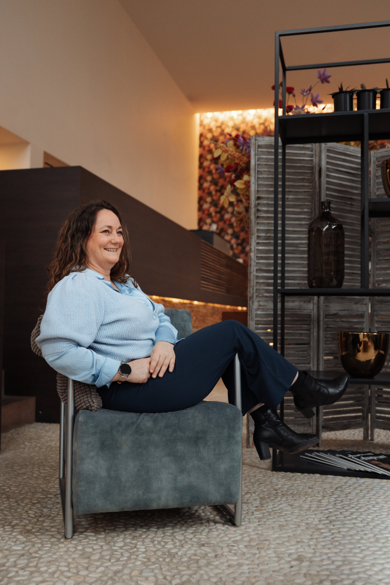 Annelies Neven ontspannen in een fauteuil