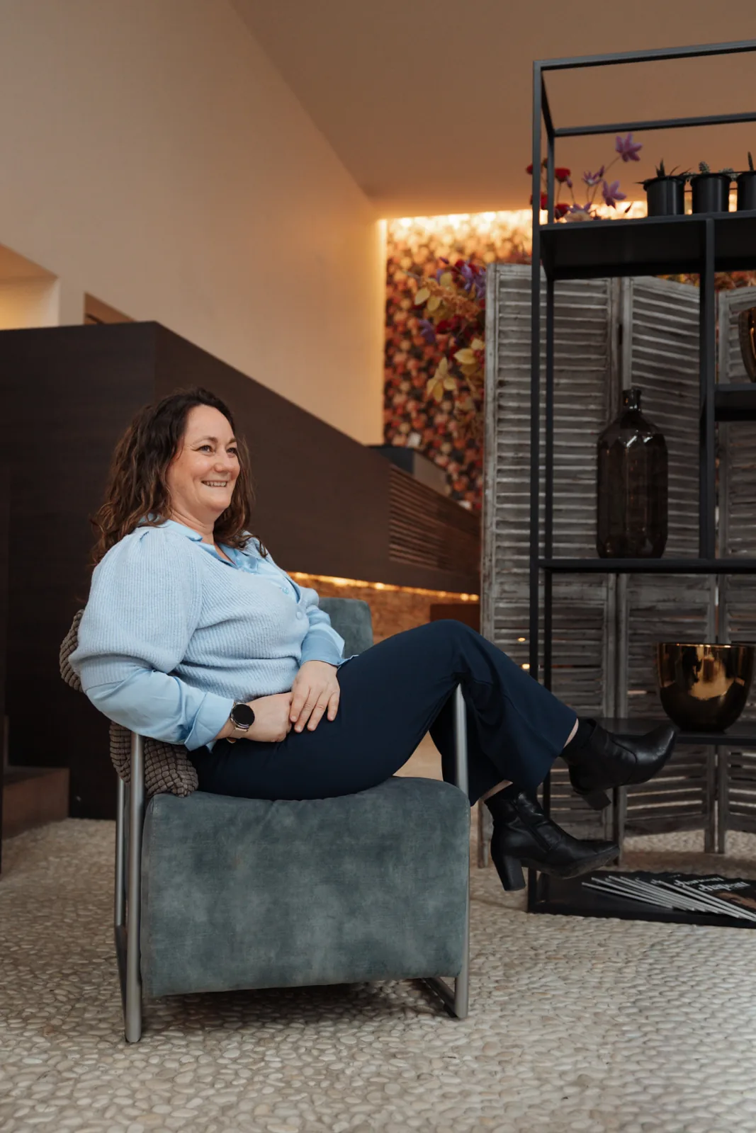 Annelies Neven ontspannen in een fauteuil